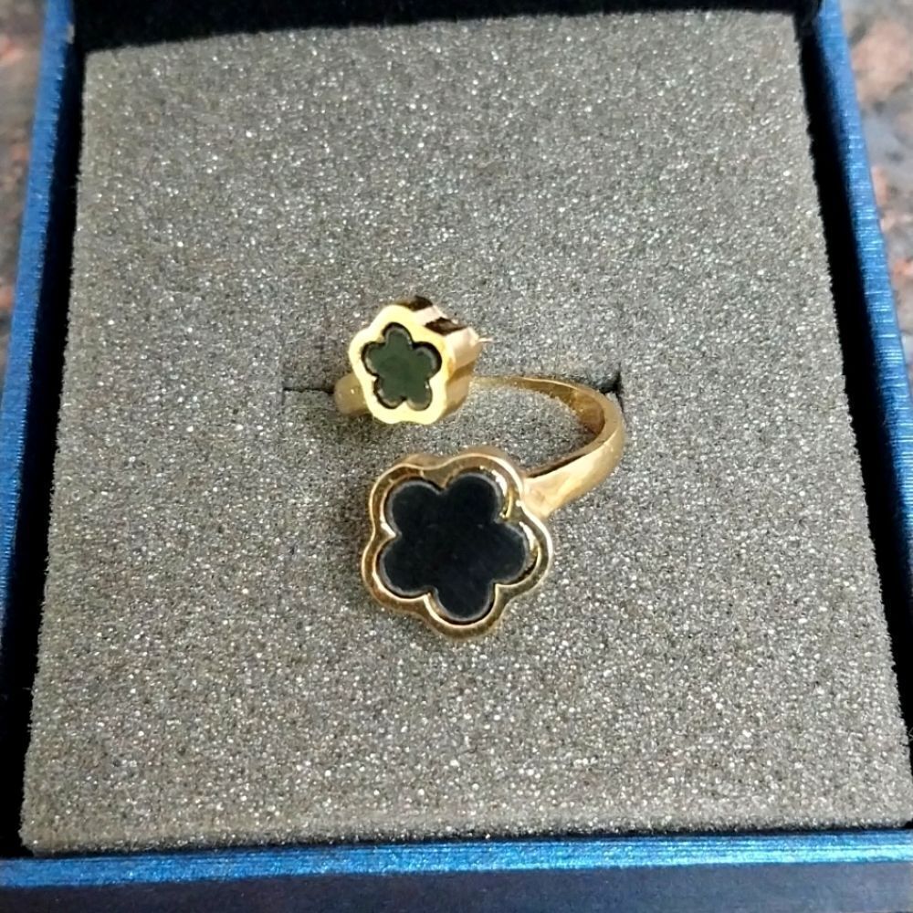 Goldtone Double Clover Ring...SIZE 7